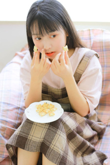 扒开美女内衣挠屁股